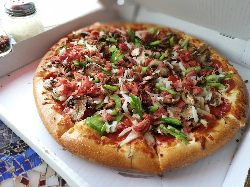 Medium Deluxe Pizza